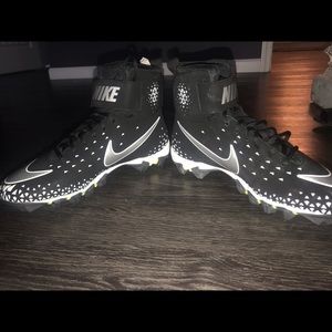 NIKE FOOTBALL CLEATS NIB 10.5 Black and White